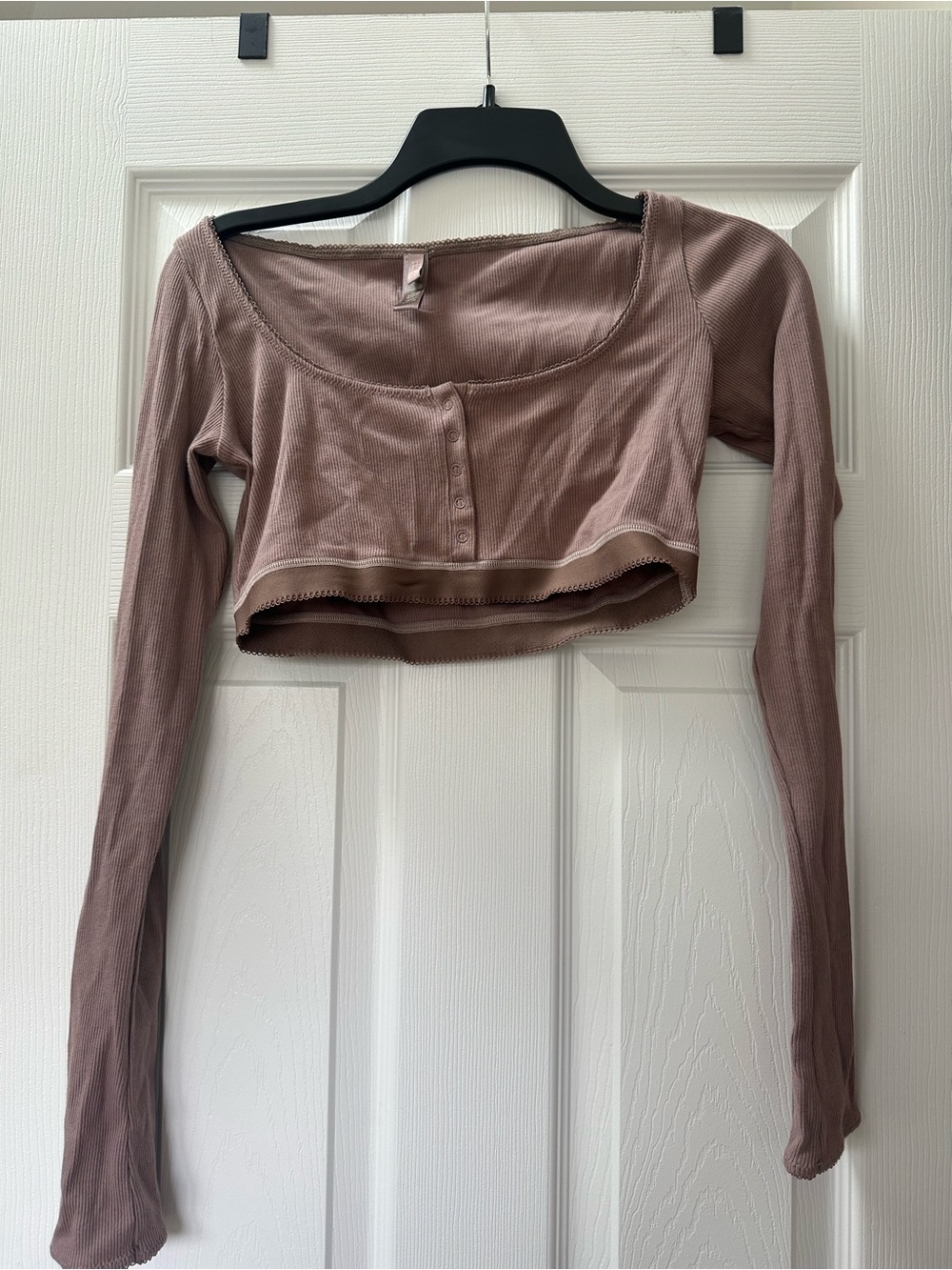 Nwot Skims Women's Long-Sleeve Cropped Henley Top - Mauve